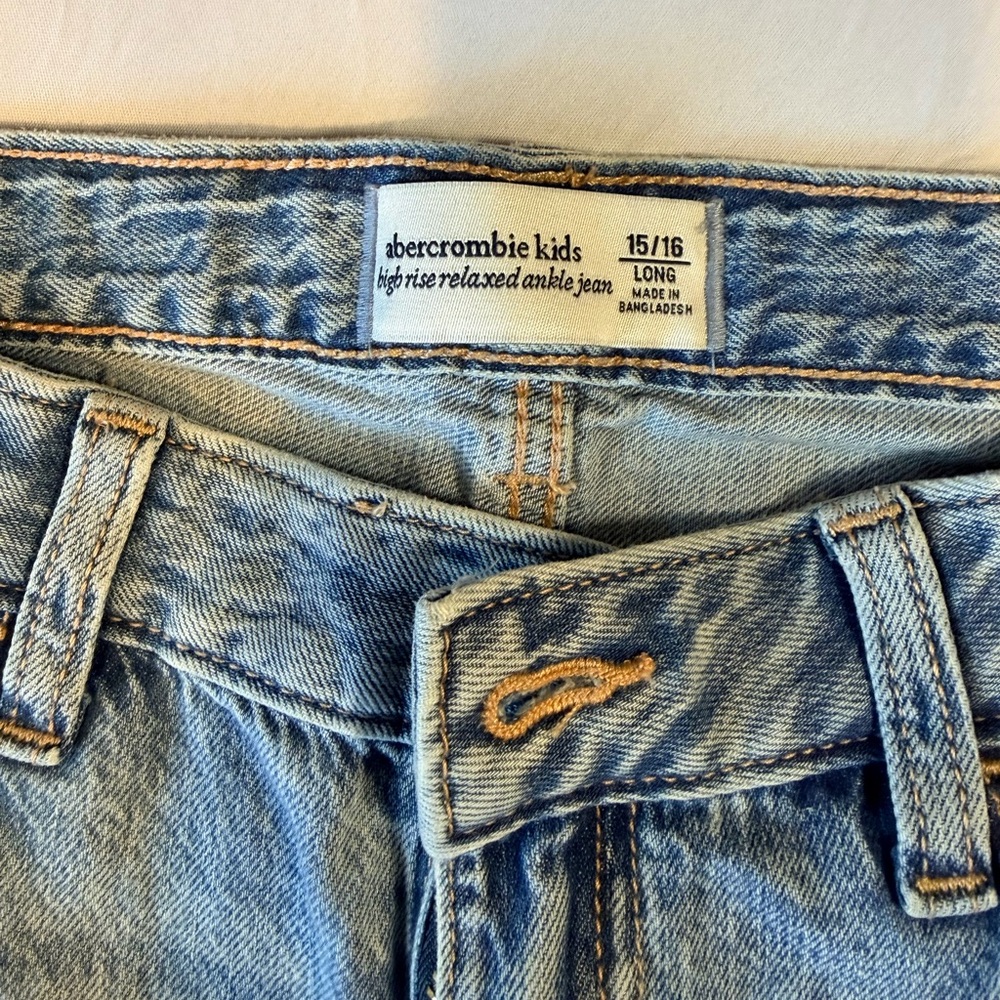 Abercrombie Kids Girls Floral embroidered relaxed fit jeans - Picture 3 of 10